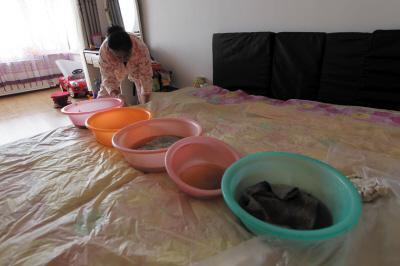 西夏楼上漏水，住户失联，小区没物管，业主维权难！律师来支招……